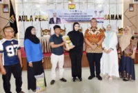 Wali Kota Pariaman Yota Balad mendampingi Anggota DPR RI Cindy Monica Salsabila Setiawan menyerahkan bantuan secara simbolis di Aula Balai Kota Pariaman, Minggu (18/1/2026). (Foto: Kominfo Kota Pariaman)