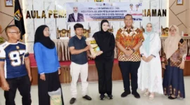 Wali Kota Pariaman Yota Balad mendampingi Anggota DPR RI Cindy Monica Salsabila Setiawan menyerahkan bantuan secara simbolis di Aula Balai Kota Pariaman, Minggu (18/1/2026). (Foto: Kominfo Kota Pariaman)