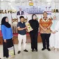 Wali Kota Pariaman Yota Balad mendampingi Anggota DPR RI Cindy Monica Salsabila Setiawan menyerahkan bantuan secara simbolis di Aula Balai Kota Pariaman, Minggu (18/1/2026). (Foto: Kominfo Kota Pariaman)