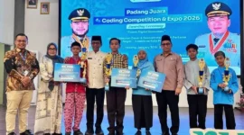 Para pemenang Coding Competition tingkat SD dan SMP se-Kota Padang, Jumat (30/1/2026). (Foto: Diskominfo Padang)