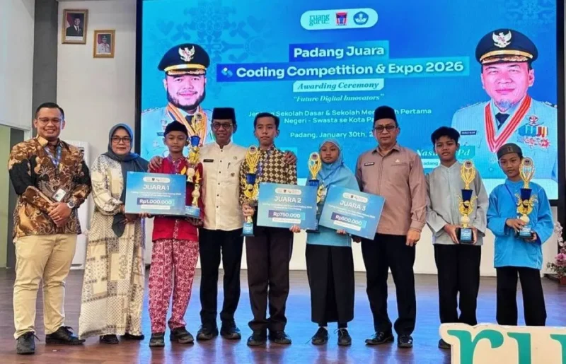 Para pemenang Coding Competition tingkat SD dan SMP se-Kota Padang, Jumat (30/1/2026). (Foto: Diskominfo Padang)