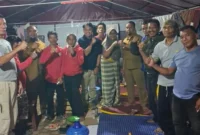 Kepala Dinsos PPrPA Pessel, Ilham Rahmadsyah Putra (tiga dari kiri) ikut langsung turun ke lapangan melakukan verifikasi data tambahan korban bencana banjir di Kecamatan Bayang Utara. (Foto: Dok. Dinsos)