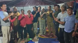Kepala Dinsos PPrPA Pessel, Ilham Rahmadsyah Putra (tiga dari kiri) ikut langsung turun ke lapangan melakukan verifikasi data tambahan korban bencana banjir di Kecamatan Bayang Utara. (Foto: Dok. Dinsos)