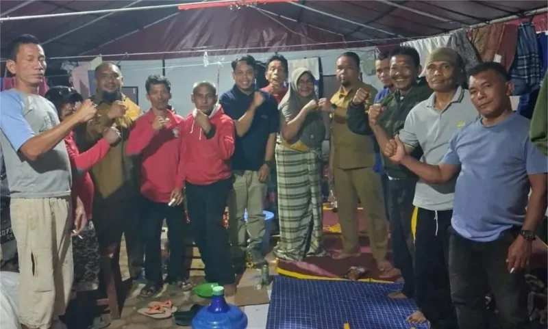 Kepala Dinsos PPrPA Pessel, Ilham Rahmadsyah Putra (tiga dari kiri) ikut langsung turun ke lapangan melakukan verifikasi data tambahan korban bencana banjir di Kecamatan Bayang Utara. (Foto: Dok. Dinsos)