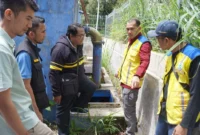 Wakil Wali Kota Padang Panjang Allex Saputra mendampingi Direktur Air Minum Ditjen Cipta Karya Kementerian PU, Oscar R.H. Siagian meninjau pengembangan dan pemulihan sistem air bersih pascabencana di Kota Padang Panjang, Minggu (18/1/2026). (Foto: Kominfo Padang Panjang)