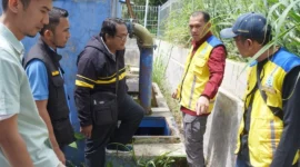 Wakil Wali Kota Padang Panjang Allex Saputra mendampingi Direktur Air Minum Ditjen Cipta Karya Kementerian PU, Oscar R.H. Siagian meninjau pengembangan dan pemulihan sistem air bersih pascabencana di Kota Padang Panjang, Minggu (18/1/2026). (Foto: Kominfo Padang Panjang)