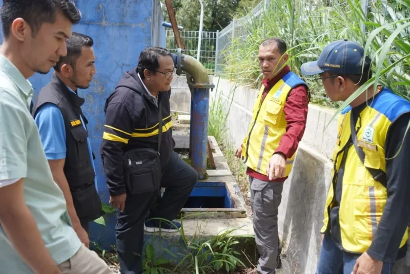 Wakil Wali Kota Padang Panjang Allex Saputra mendampingi Direktur Air Minum Ditjen Cipta Karya Kementerian PU, Oscar R.H. Siagian meninjau pengembangan dan pemulihan sistem air bersih pascabencana di Kota Padang Panjang, Minggu (18/1/2026). (Foto: Kominfo Padang Panjang)