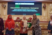 Direktur RSUD dr Muhammad Zein Painan, dr Dona Hamrita (dua dari kanan) menyerahkan cenderamata usai melakukan penandatanganan kerja sama. (Foto: Dok. Humas RSUD)