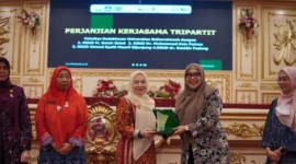 Direktur RSUD dr Muhammad Zein Painan, dr Dona Hamrita (dua dari kanan) menyerahkan cenderamata usai melakukan penandatanganan kerja sama. (Foto: Dok. Humas RSUD)