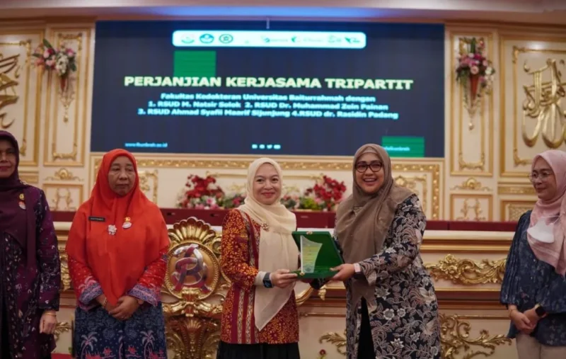 Direktur RSUD dr Muhammad Zein Painan, dr Dona Hamrita (dua dari kanan) menyerahkan cenderamata usai melakukan penandatanganan kerja sama. (Foto: Dok. Humas RSUD)