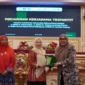 Direktur RSUD dr Muhammad Zein Painan, dr Dona Hamrita (dua dari kanan) menyerahkan cenderamata usai melakukan penandatanganan kerja sama. (Foto: Dok. Humas RSUD)