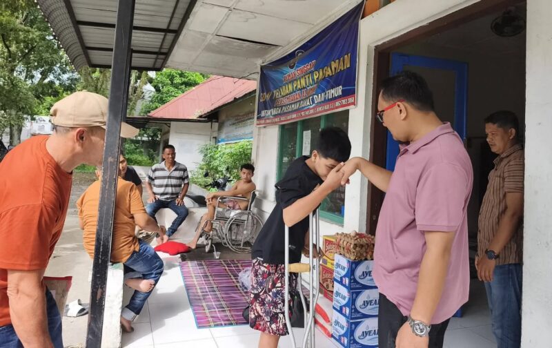 Sekda Pasbar Doddy San Ismail meninjau langsung Rumah Singgah SD I–II Teladan Panti Pasaman di Kota Padang, Kamis (8/1/2026). (Foto: Kominfo Pasbar)