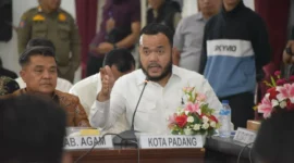 Wali Kota Padang Fadly Amran menghadiri Rakor Percepatan Penanganan Pascabencana Hidrometeorologi di Sumbar yang digelar di Auditorium Gubernur, Jumat malam (30/1/2026). (Foto: Prokopim Padang)