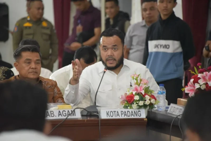 Wali Kota Padang Fadly Amran menghadiri Rakor Percepatan Penanganan Pascabencana Hidrometeorologi di Sumbar yang digelar di Auditorium Gubernur, Jumat malam (30/1/2026). (Foto: Prokopim Padang)