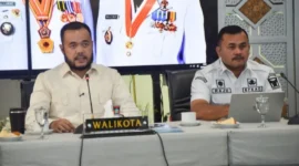 Wali Kota Padang Fadly Amran mengikuti rapat secara virtual bersama KLH/BPLH RI dari Gedung Putih Rumah Dinas Wali Kota, Selasa (28/1/2026). (Foto: Prokopim Padang)