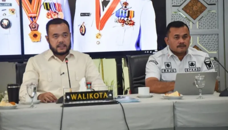 Wali Kota Padang Fadly Amran mengikuti rapat secara virtual bersama KLH/BPLH RI dari Gedung Putih Rumah Dinas Wali Kota, Selasa (28/1/2026). (Foto: Prokopim Padang)