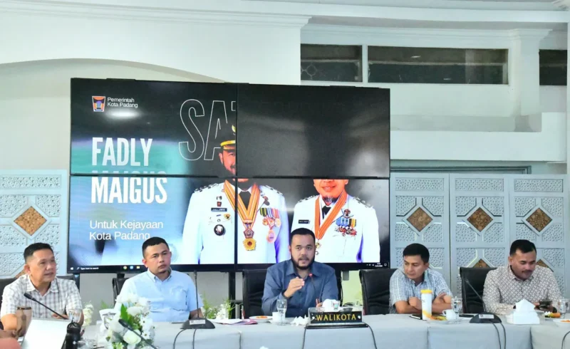 Wali Kota Padang Fadly Amran saat menerima pelaporan unsur ABCGM terkait adendum berita acara Kota Kreatif bidang kuliner, di Kediaman Resmi Wali Kota, Sabtu (31/1/2026). (Foto: Prokopim Padang)
