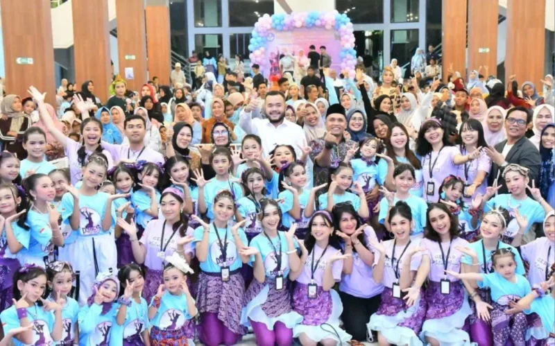 Wali Kota Padang, Fadly Amran menghadiri Festival Tari Tradisional Budaya Anak Sumbar “Gebyar Mutiara Minang” Tahun 2026 di Gedung Bagindo Aziz Chan Youth Center. (Foto: Prokopim Padang)