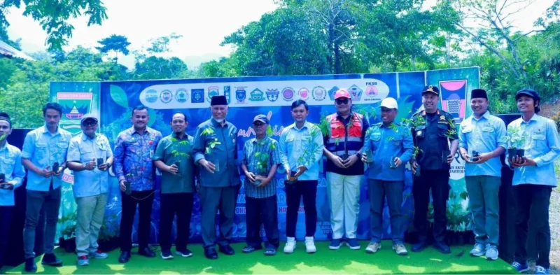 Penanaman perdana Gerakan Sejuta Pohon untuk Sumbar di kawasan Pemandian Jembatan Sitapuang, Kelurahan Balai Gadang, Kecamatan Koto Tangah, Kamis (22/1/2026). (Foto: Diskominfo Padang)