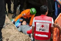 Tim SAR mengevakuasi penumpang mobil Grand Max yang terjun ke jurang di Kelok 9, Kabupaten Limapuluh Kota, Sabtu (31/1/2025). (Foto: Kantor SAR Kelas A Padang)