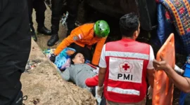 Tim SAR mengevakuasi penumpang mobil Grand Max yang terjun ke jurang di Kelok 9, Kabupaten Limapuluh Kota, Sabtu (31/1/2025). (Foto: Kantor SAR Kelas A Padang)
