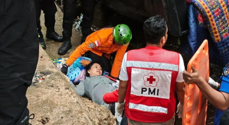 Tim SAR mengevakuasi penumpang mobil Grand Max yang terjun ke jurang di Kelok 9, Kabupaten Limapuluh Kota, Sabtu (31/1/2025). (Foto: Kantor SAR Kelas A Padang)