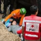Tim SAR mengevakuasi penumpang mobil Grand Max yang terjun ke jurang di Kelok 9, Kabupaten Limapuluh Kota, Sabtu (31/1/2025). (Foto: Kantor SAR Kelas A Padang)