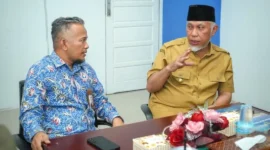 Gubernur Sumbar Mahyeldi saat menghadiri Rapat Monitoring dan Evaluasi Nota Kesepakatan Ombudsman RI dengan Pemprov serta Pemkab/Pemko se-Sumbar, di Kantor Ombudsman RI Perwakilan Sumbar, Selasa (27/1/2026). (Foto: ADPSB)