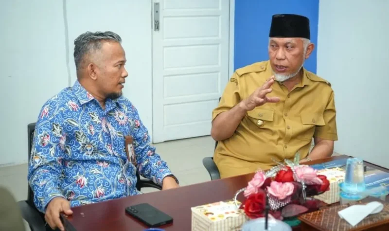 Gubernur Sumbar Mahyeldi saat menghadiri Rapat Monitoring dan Evaluasi Nota Kesepakatan Ombudsman RI dengan Pemprov serta Pemkab/Pemko se-Sumbar, di Kantor Ombudsman RI Perwakilan Sumbar, Selasa (27/1/2026). (Foto: ADPSB)