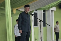 Gubernur Sumbar Mahyeldi Ansharullah memimpin Upacara Peringatan HAB ke-80 Kemenag tingkat provinsi di Halaman Kantor Wilayah Kemenag Sumbar, Sabtu (3/1/2026). (Foto: ADPSB)