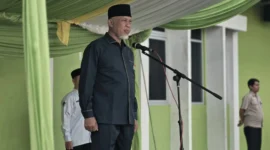 Gubernur Sumbar Mahyeldi Ansharullah memimpin Upacara Peringatan HAB ke-80 Kemenag tingkat provinsi di Halaman Kantor Wilayah Kemenag Sumbar, Sabtu (3/1/2026). (Foto: ADPSB)
