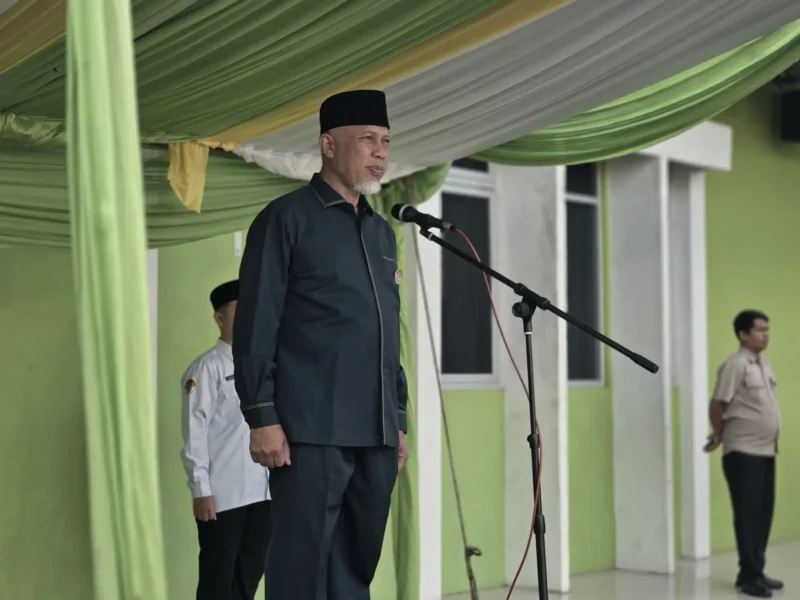 Gubernur Sumbar Mahyeldi Ansharullah memimpin Upacara Peringatan HAB ke-80 Kemenag tingkat provinsi di Halaman Kantor Wilayah Kemenag Sumbar, Sabtu (3/1/2026). (Foto: ADPSB)