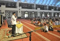 Gubernur Sumbar Mahyeldi saat peringatan Isra Mikraj Nabi Muhammad SAW 1447 Hijriah di Masjid Raya Syekh Ahmad Khatib Al Minangkabawi, Jumat (23/1/2026). (Foto: ADPSB)