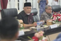 Gubernur Mahyeldi memimpin FGD penanganan infrastruktur dan kebutuhan dasar pascabencana di Auditorium Gubernuran Sumbar, Senin (5/1/2026). (Foto: ADPSB)