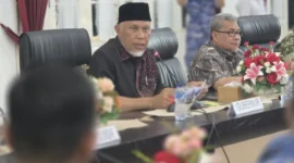Gubernur Mahyeldi memimpin FGD penanganan infrastruktur dan kebutuhan dasar pascabencana di Auditorium Gubernuran Sumbar, Senin (5/1/2026). (Foto: ADPSB)