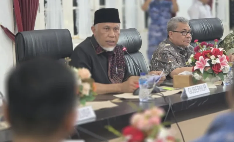 Gubernur Mahyeldi memimpin FGD penanganan infrastruktur dan kebutuhan dasar pascabencana di Auditorium Gubernuran Sumbar, Senin (5/1/2026). (Foto: ADPSB)