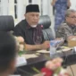 Gubernur Mahyeldi memimpin FGD penanganan infrastruktur dan kebutuhan dasar pascabencana di Auditorium Gubernuran Sumbar, Senin (5/1/2026). (Foto: ADPSB)