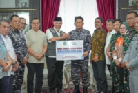 Gubernur Sumbar Mahyeldi menerima donasi Rp4,56 miliar dari Pemerintah dan masyarakat Kota Batam untuk warga terdampak bencana hidrometeorologi di Sumbar. (Foto: ADPSB)