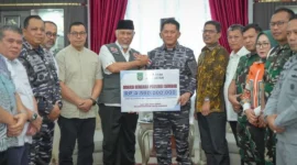 Gubernur Sumbar Mahyeldi menerima donasi Rp4,56 miliar dari Pemerintah dan masyarakat Kota Batam untuk warga terdampak bencana hidrometeorologi di Sumbar. (Foto: ADPSB)