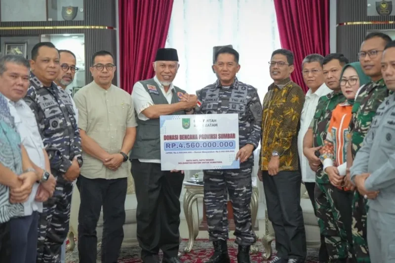 Gubernur Sumbar Mahyeldi menerima donasi Rp4,56 miliar dari Pemerintah dan masyarakat Kota Batam untuk warga terdampak bencana hidrometeorologi di Sumbar. (Foto: ADPSB)