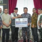 Gubernur Sumbar Mahyeldi menerima donasi Rp4,56 miliar dari Pemerintah dan masyarakat Kota Batam untuk warga terdampak bencana hidrometeorologi di Sumbar. (Foto: ADPSB)