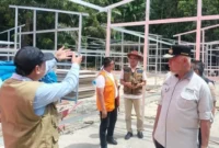 Gubernur Sumbar Mahyeldi Ansharullah meninjau pembangunan huntara Bayang Utara di Kecamatan IV Nagari Bayang Utara, Kabupaten Pessel, Kamis (1/1/2026). (Foto: ADPSB)