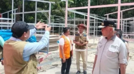 Gubernur Sumbar Mahyeldi Ansharullah meninjau pembangunan huntara Bayang Utara di Kecamatan IV Nagari Bayang Utara, Kabupaten Pessel, Kamis (1/1/2026). (Foto: ADPSB)