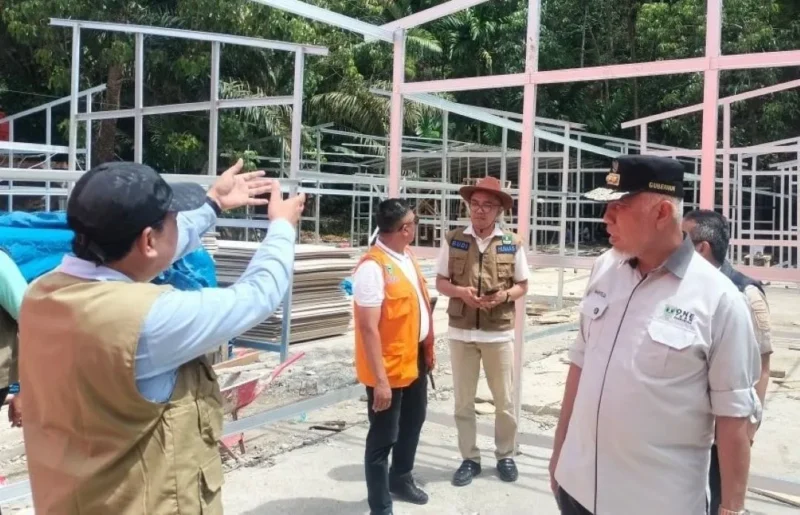 Gubernur Sumbar Mahyeldi Ansharullah meninjau pembangunan huntara Bayang Utara di Kecamatan IV Nagari Bayang Utara, Kabupaten Pessel, Kamis (1/1/2026). (Foto: ADPSB)