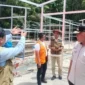Gubernur Sumbar Mahyeldi Ansharullah meninjau pembangunan huntara Bayang Utara di Kecamatan IV Nagari Bayang Utara, Kabupaten Pessel, Kamis (1/1/2026). (Foto: ADPSB)
