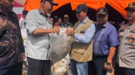 Gubernur Mahyeldi meninjau pengungsian korban bencana Bayang Utara Pesisir Selatan dan memastikan pembangunan huntara serta bantuan warga.