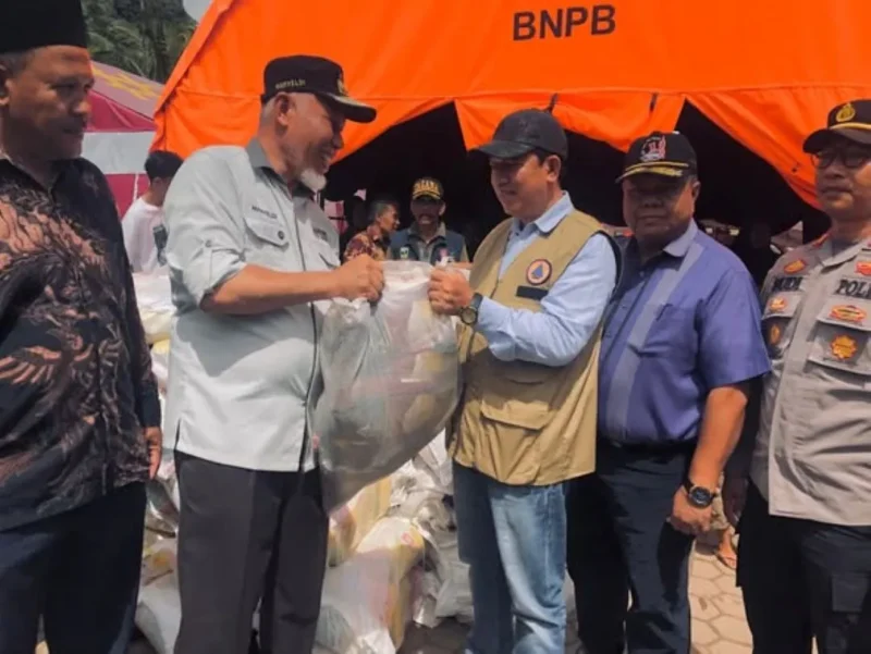 Gubernur Mahyeldi meninjau pengungsian korban bencana Bayang Utara Pesisir Selatan dan memastikan pembangunan huntara serta bantuan warga.