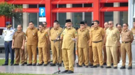 Gubernur Mahyeldi saat memimpin Apel Gabungan Awal Tahun 2026 di halaman Kantor Gubernur Sumbar, Senin (5/1/2026). (Foto: Prokopim Sumbar)