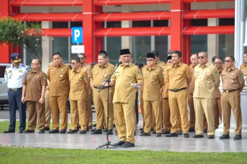 Gubernur Mahyeldi saat memimpin Apel Gabungan Awal Tahun 2026 di halaman Kantor Gubernur Sumbar, Senin (5/1/2026). (Foto: Prokopim Sumbar)