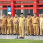 Gubernur Mahyeldi saat memimpin Apel Gabungan Awal Tahun 2026 di halaman Kantor Gubernur Sumbar, Senin (5/1/2026). (Foto: Prokopim Sumbar)